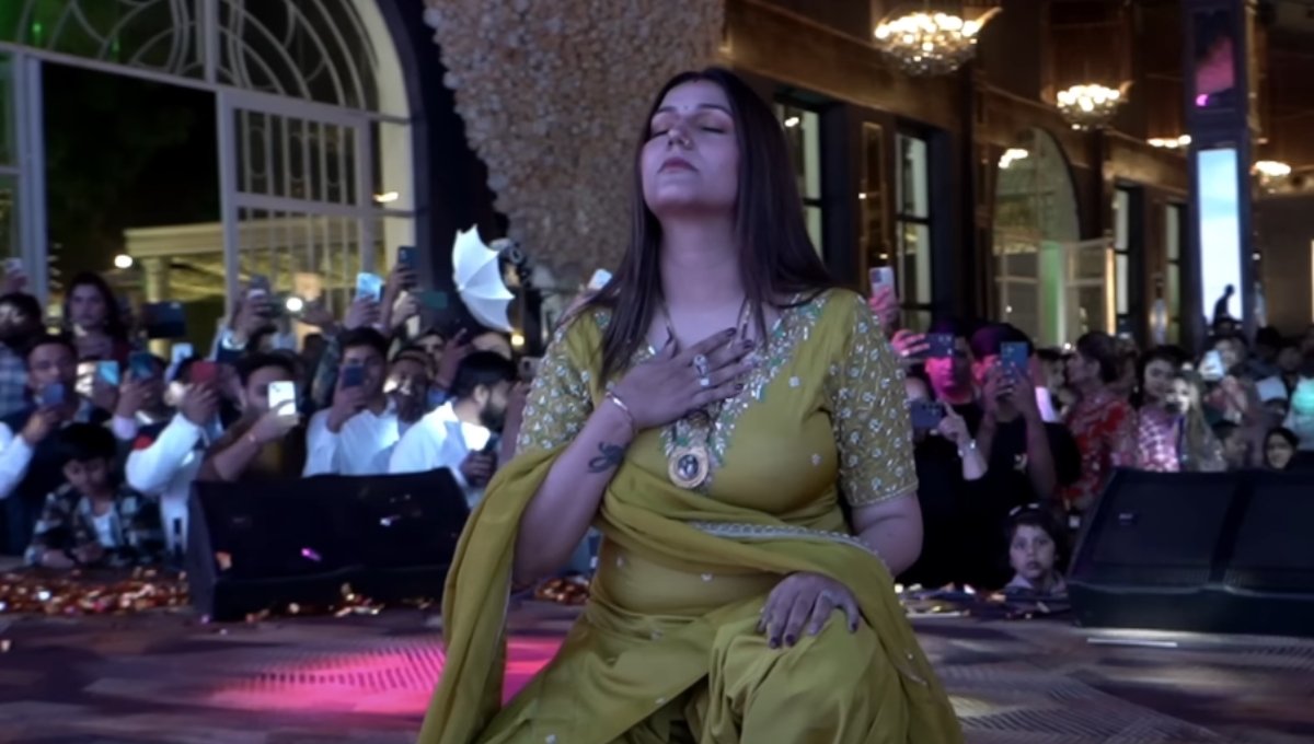 Haryanvi Song: Sapna Choudhary Bhagti Karu Ke Pyar Dance Video Wins Millions of Hearts