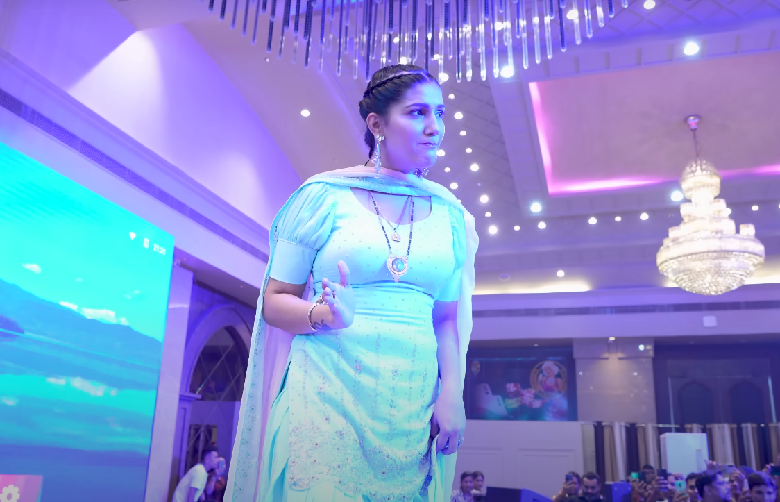 Haryanvi Song: Feel the Rhythm with Sapna Choudhary Stunning Dance in Binde