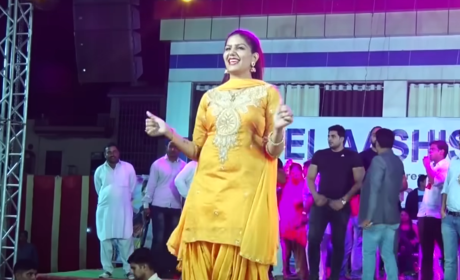 Haryanvi Song: Sapna Choudhary Fireworks Dance in Bandook Chalake Sets the Crowd on Fire