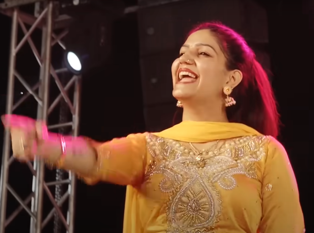 Haryanvi Song: Sapna Choudhary Fireworks Dance in Bandook Chalake Sets the Crowd on Fire