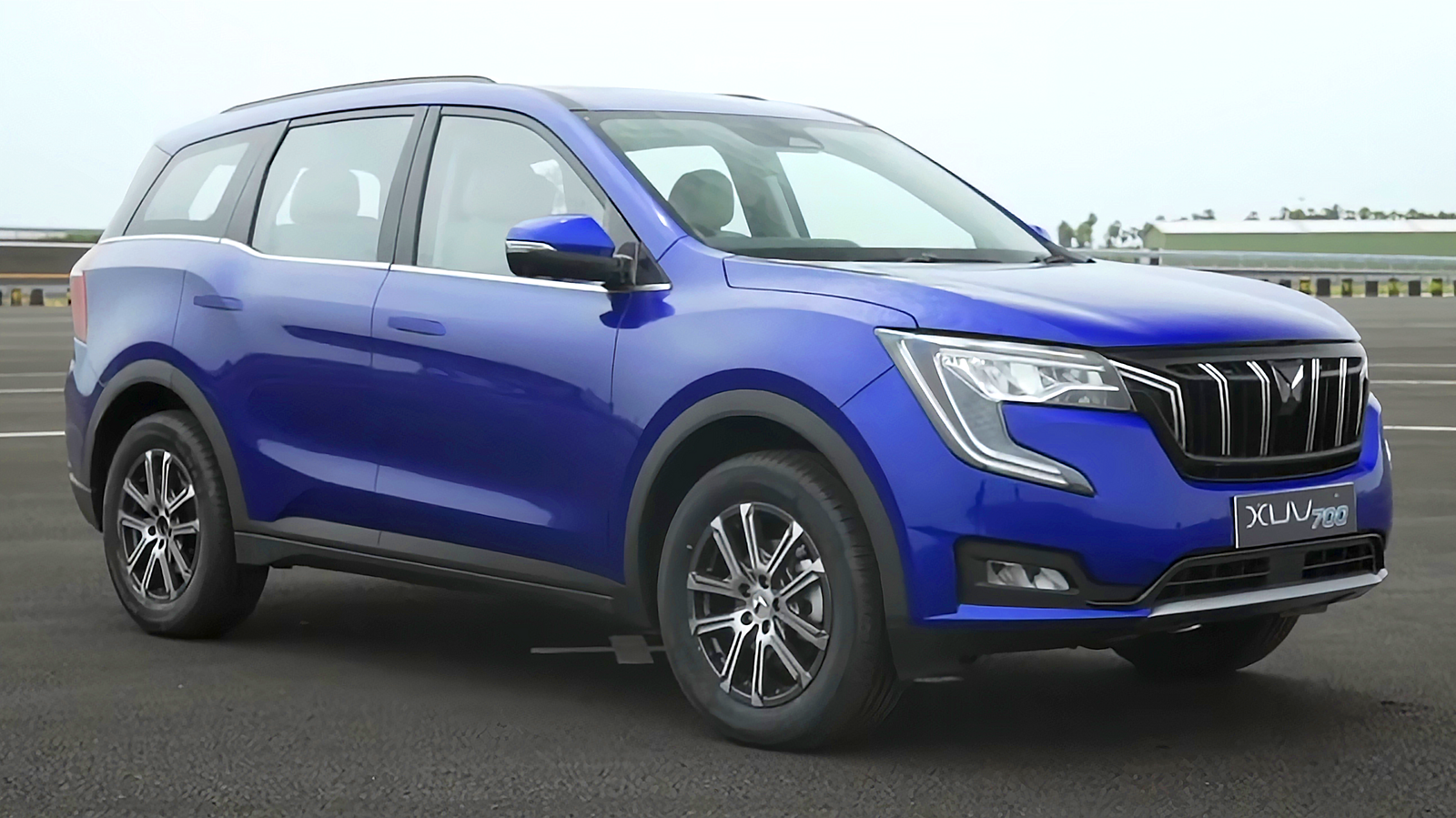 Mahindra XUV700: Feature Packed SUV from Rs 14.49 Lakh to Rs 25.89 Lakh