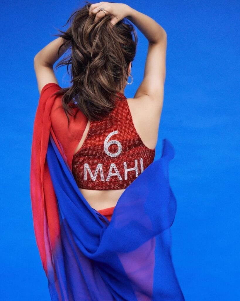 Janhvi Kapoor ने मूवी प्रमोशन में ombre साड़ी और "6 Mahi" ब्लाउज से मचाया धमाल