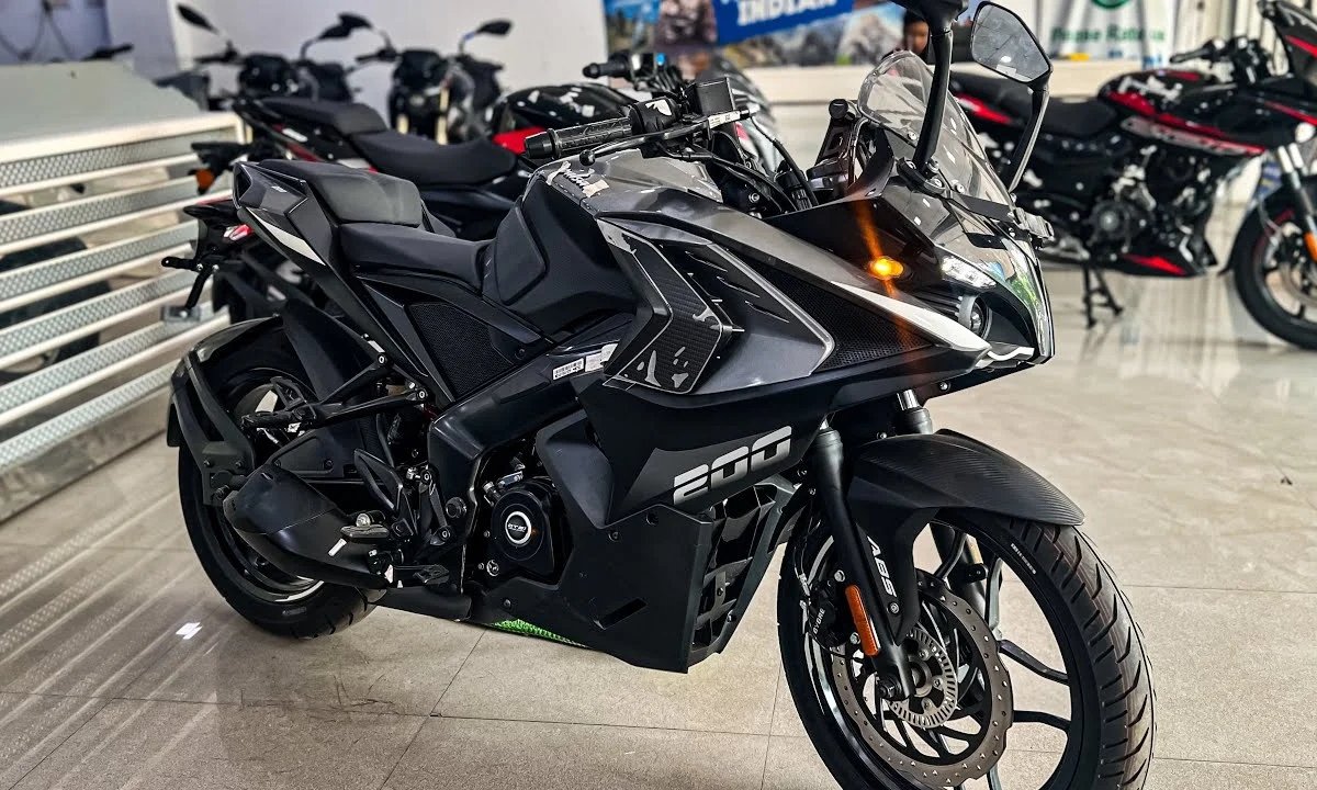 New Bajaj Pulsar RS200: स्पोर्टी लुक और दमदार इंजन के साथ फिर मचाएगी धमाल