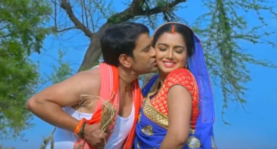 Nirhua और मोनालिसा का रोमांटिक डांस वायरल बारिश में मचा तहलका