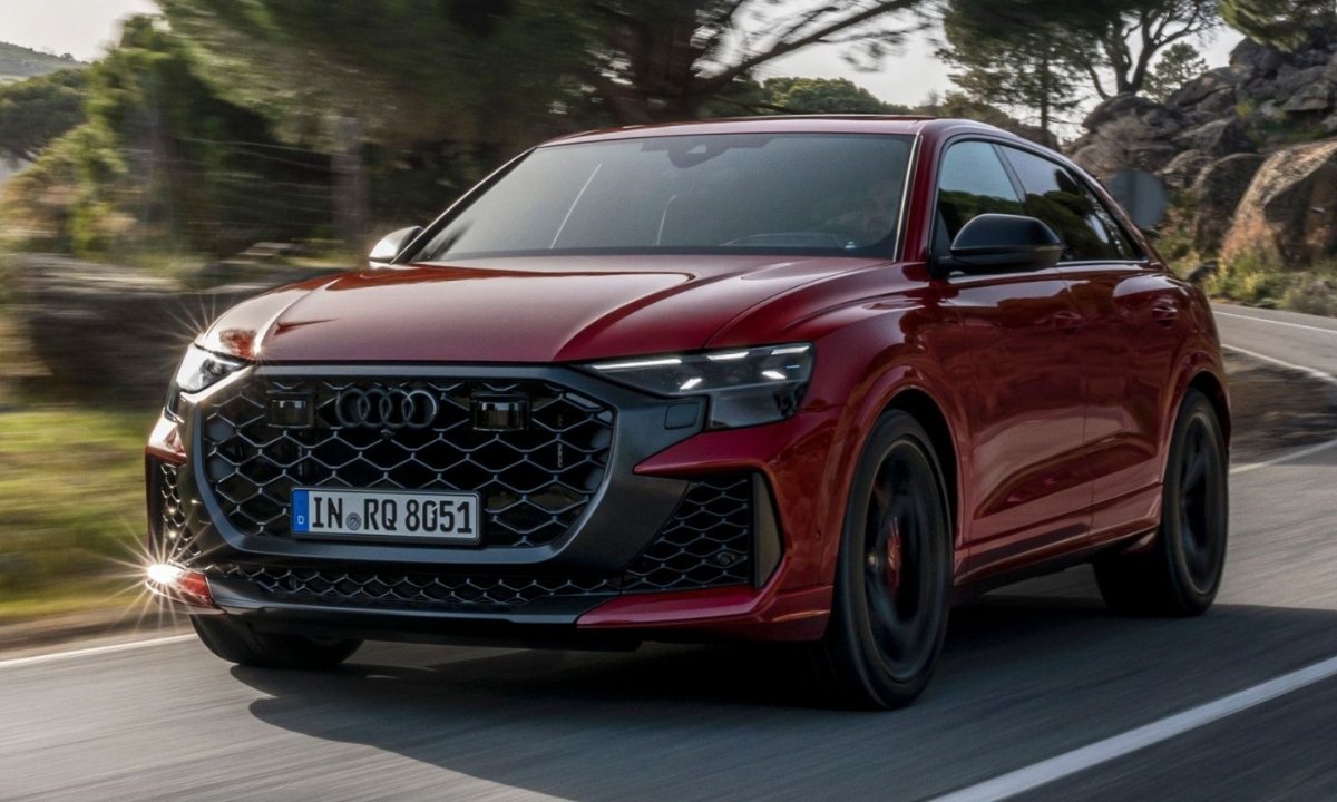Audi RS Q8 लग्जरी और पावर का बेजोड़ संगम, सिर्फ 3.4 सेकंड में पकड़ती है 100 की स्पीड