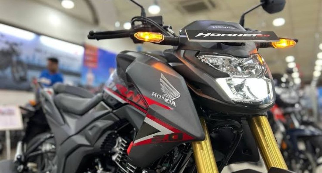  TVS और Hero को टक्कर देने आ गई Honda Hornet 2.0 दमदार लुक और शानदार माइलेज के साथ 