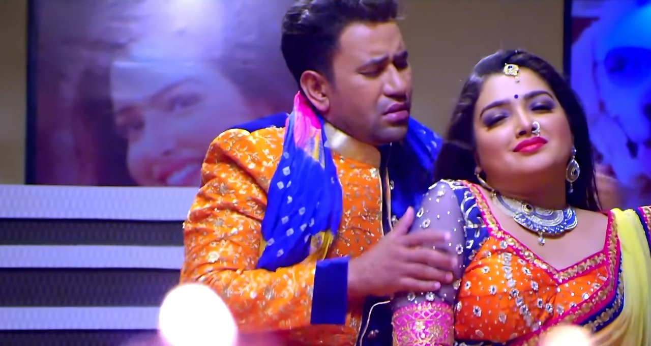 Aamrapali Dubey और Nirahua का बोल्ड लिपलॉक हुआ वायरल देखें यह रोमांटिक वीडियो