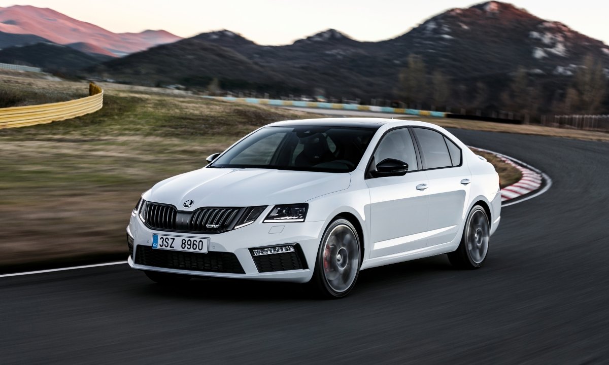 Skoda Octavia RS: दमदार परफॉर्मेंस और स्टाइल का बेजोड़ संगम