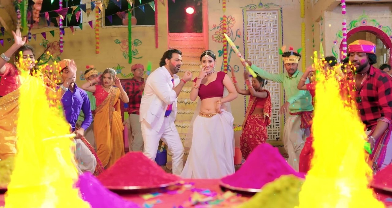 Pawan Singh और डिंपल सिंह की होली वाली केमिस्ट्री ने मचाया धमाल वीडियो ने बढ़ाई फैंस की धड़कनें