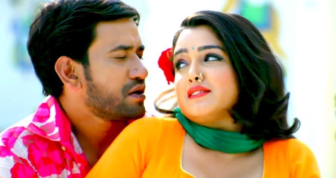 Aamrapali Dubey और Nirahua का बोल्ड लिपलॉक हुआ वायरल देखें यह रोमांटिक वीडियो