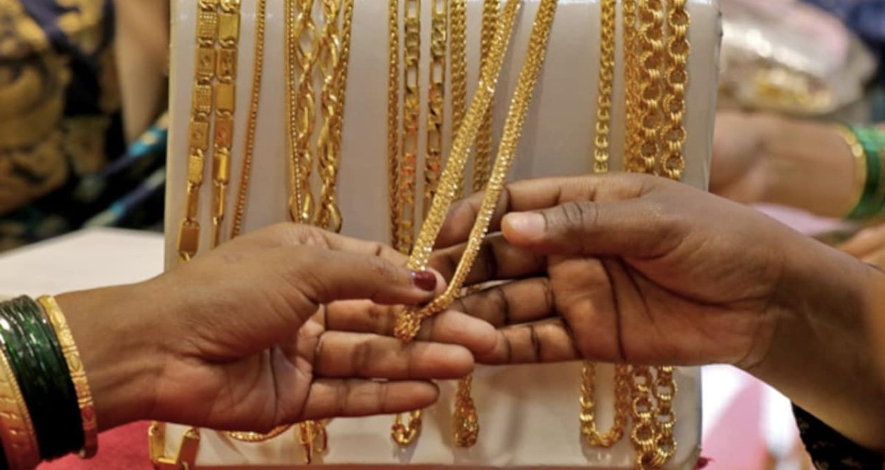 Gold Price Today सोने की कीमत में आई हल्की गिरावट, निवेश से पहले जानिए आज के ताज़ा रेट