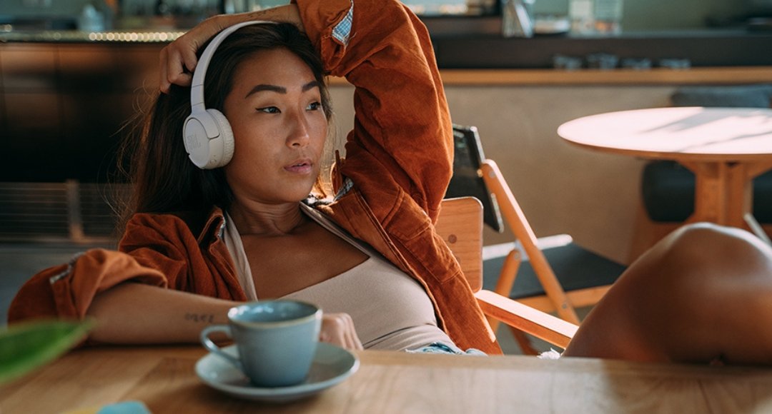 शानदार संगीत अनुभव के लिए JBL Tune 520BT: 57 घंटे तक की बैटरी लाइफ के साथ एक बेहतरीन वायरलेस हेडफोन