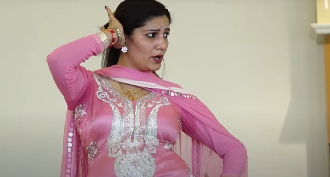 Sapna Choudhary के ठुमकों ने मचाया धमाल मैं इंग्लिश मीडियम पढ़ी हुई गाने पर फैंस हुए दीवाने