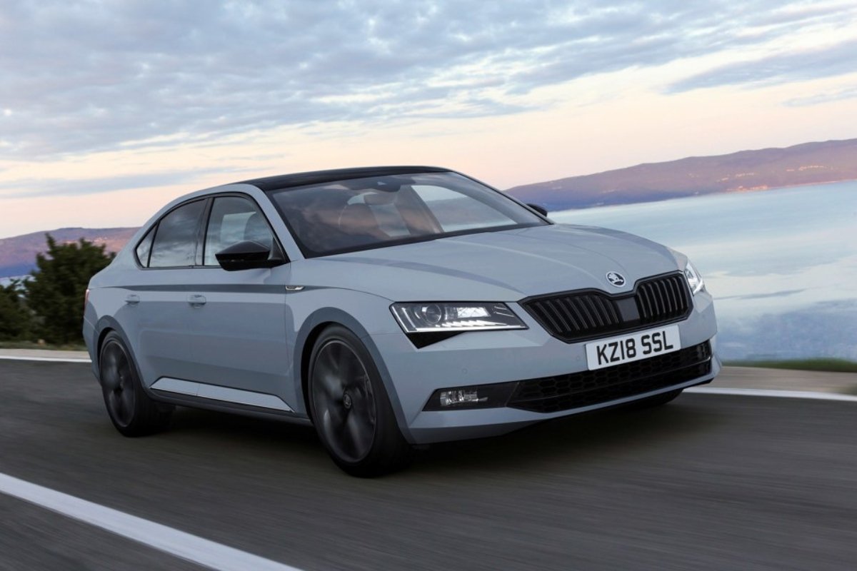 Skoda Superb एक ऐसी लग्ज़री सेडान जो दिल छू जाए हर सफर में