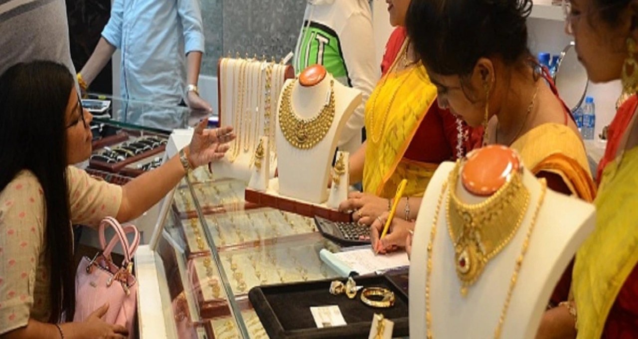 Gold Rate Hike सोने ने फिर रचा इतिहास, अचानक 5000 रुपये की उछाल से लोगों को लगा बड़ा झटका