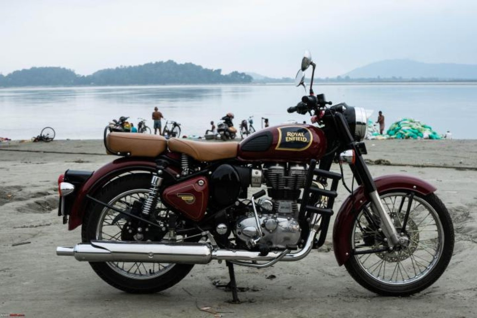 Royal Enfield Classic 350: रॉयल लुक और दमदार परफॉर्मेंस का असली अनुभव