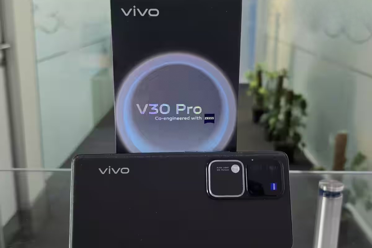 12GB RAM और 50MP कैमरा वाला प्रीमियम फोन अब बजट में जानिए Vivo V30 Pro की खासियतें