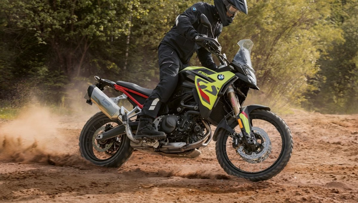 BMW F 900 GS: ₹13 लाख की इस पावरफुल बाइक में मिलते हैं Cruise Control, Bluetooth और Dual ABS जैसे धांसू फीचर्स