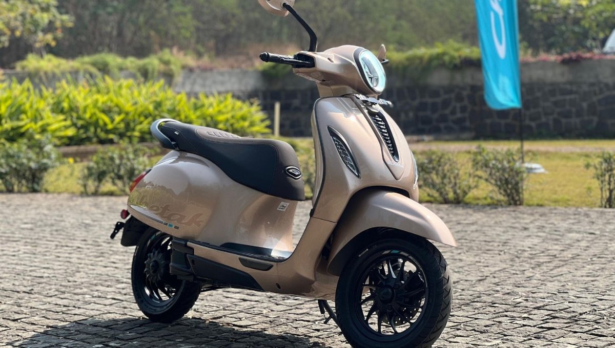 153KM तक की रेंज और हाईटेक TFT स्क्रीन Bajaj Chetak 3501 वेरिएंट में मिल रहा है सब कुछ सिर्फ ₹1.34 लाख में