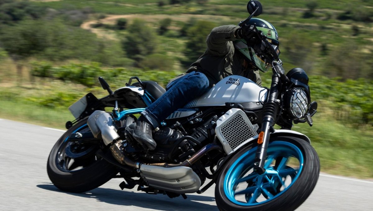 Royal Enfield Guerrilla 450 आई धमाकेदार अंदाज में कीमत ₹2.60 लाख से शुरू, स्पोर्ट्स क्रूजर का नया चेहरा
