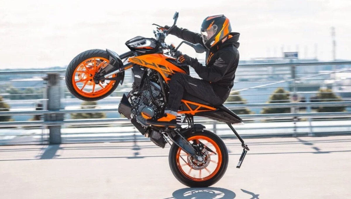 KTM Duke 200: सिर्फ ₹2 लाख में दमदार स्टाइल, रफ्तार और सेफ्टी का परफेक्ट कॉम्बो