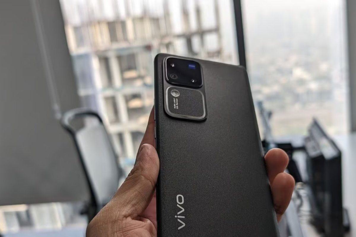 12GB RAM और 50MP कैमरा वाला प्रीमियम फोन अब बजट में जानिए Vivo V30 Pro की खासियतें