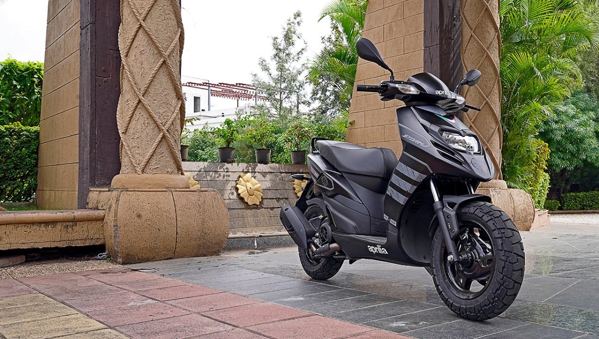 ₹1.14 लाख में मिलेगी 124cc की ताकत और LED लाइट्स वाला जबरदस्त स्कूटर Aprilia SR Storm