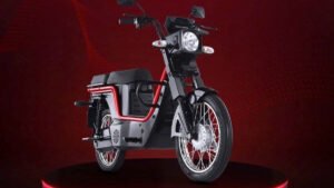 Kinetic Green E Luna: सिर्फ ₹69,990 में! 110KM रेंज और दमदार बैटरी के साथ स्टाइलिश इलेक्ट्रिक स्कूटर