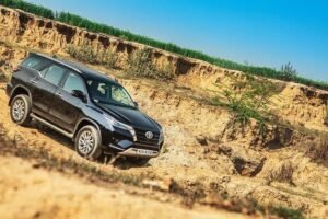 Toyota Fortuner: शाही लुक्स दमदार ताaकत अब जानें इसकी कीमत और खूबियाँ