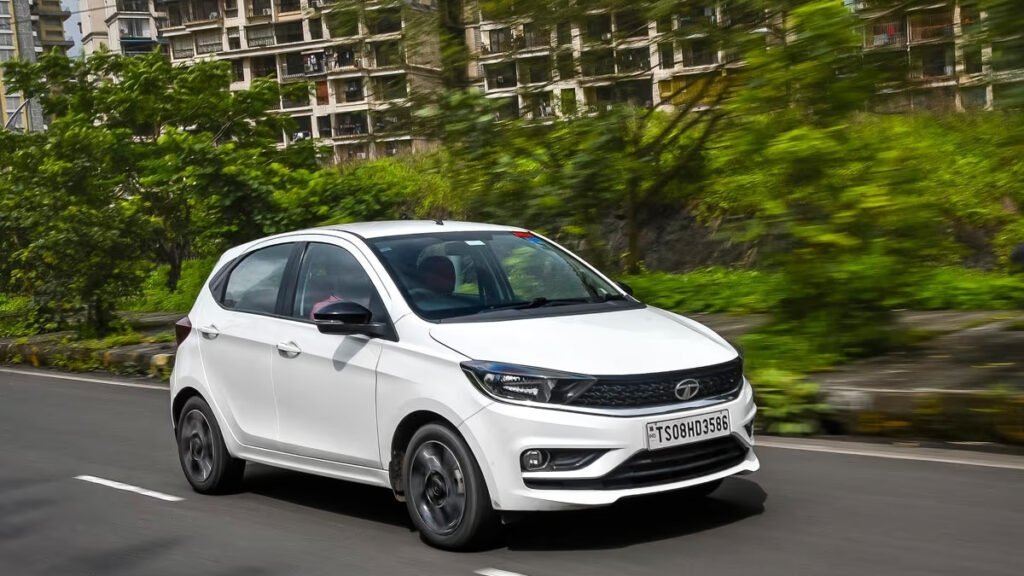 6.55 लाख में लॉन्च हुई Tata Tiago CNG: दमदार फीचर्स और शानदार माइलेज का कॉम्बो