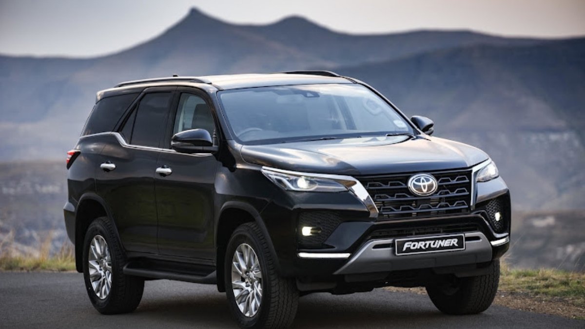 Toyota Fortuner अब और भी दमदार: 7 सीटर, 4WD ऑप्शन और 33.43 लाख की शुरुआती कीमत