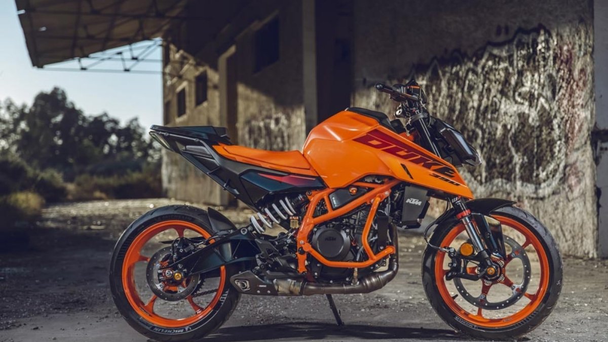 KTM 390 Duke 2025: 3.39 लाख में मिले दमदार 398cc इंजन और 45bhp पावर