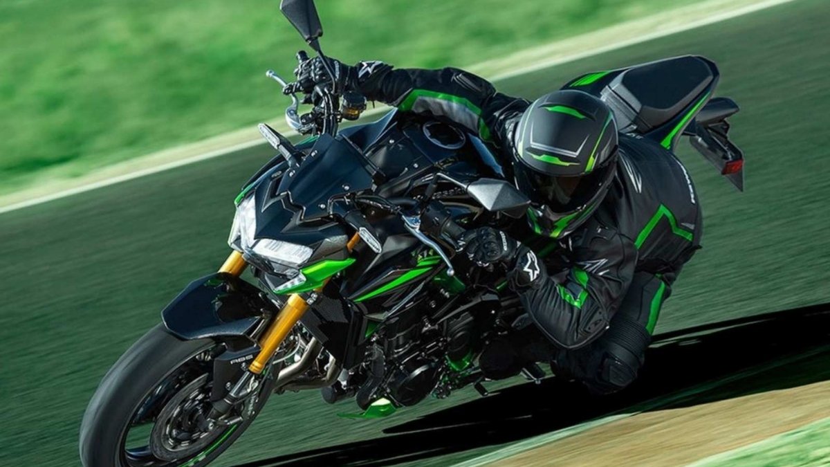 9.38 लाख की Kawasaki Z900: 240 kmph की स्पीड, 948cc का दमदार इंजन और शानदार लुक्स