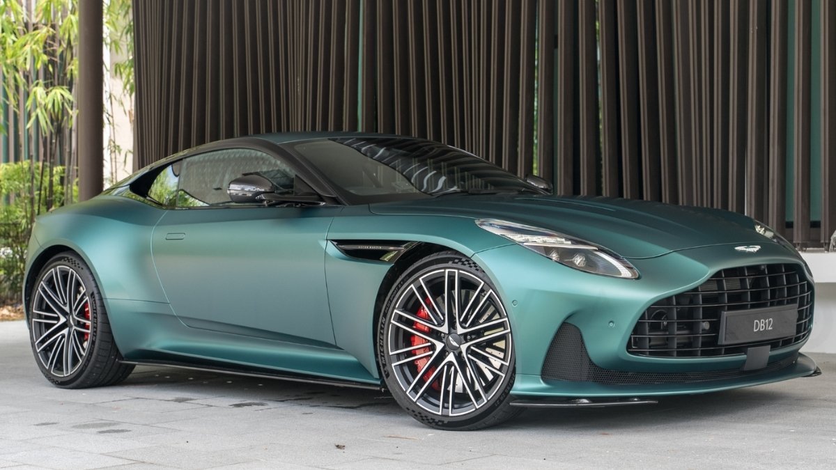Aston Martin DB12: दमदार 670 बीएचपी पावर और 325 किमी/घंटा की रफ्तार के साथ, कीमत जानें