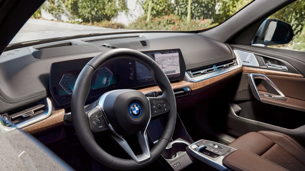 BMW iX1 लॉन्च हुई: 66.90 लाख में जानें दमदार रेंज और लक्ज़री फीचर्स