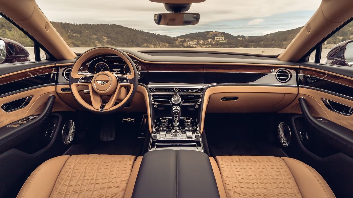 Bentley Flying Spur: लक्ज़री कार की दुनिया में नई पहचान, जानिए कीमत और खास फीचर्स