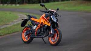 KTM 390 Duke 2025: 3.39 लाख में मिले दमदार 398cc इंजन और 45bhp पावर
