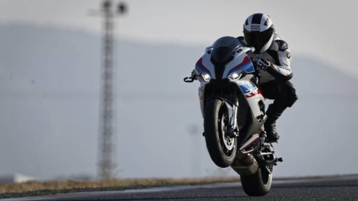 BMW S1000RR: हुई लॉन्च 20 लाख की कीमत में मिले 206bhp की पावर और 303kmph की रफ्तार