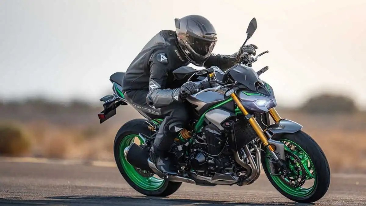 9.38 लाख की Kawasaki Z900: 240 kmph की स्पीड, 948cc का दमदार इंजन और शानदार लुक्स