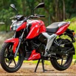 TVS Apache RTR 160 4V: की कीमत 1.24 लाख, 17.31 bhp की पावर और 114 kmph की रफ्तार के साथ बनी युवाओं की पहली पसंद