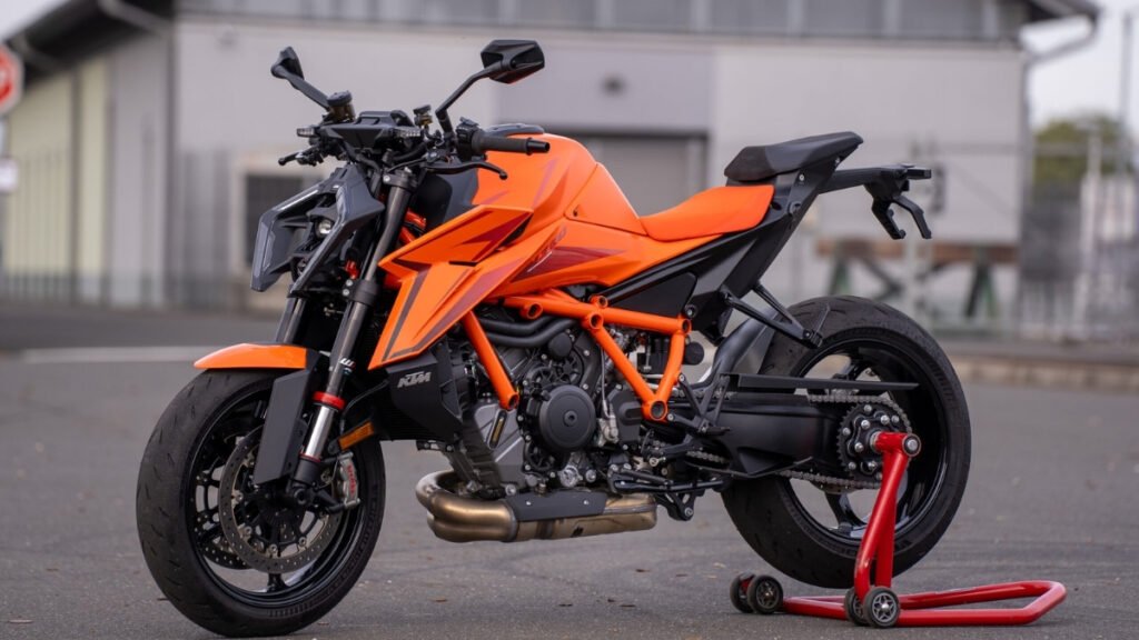 20 लाख की KTM 1390 Super Duke R दमदार इंजन, 250kmph टॉप स्पीड और जबरदस्त लुक्स के साथ