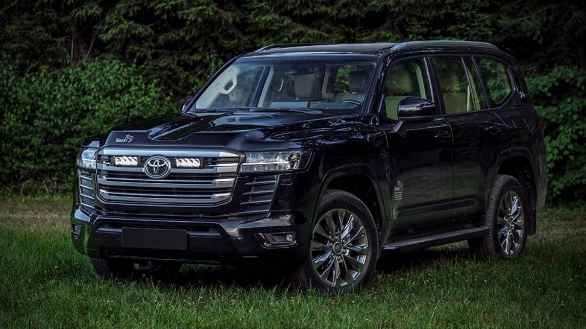 Toyota Land Cruiser 300: 2.10 करोड़ में लॉन्च मिले 4-Zone AC, Sunroof, और 700Nm टॉर्क वाला पॉवरफुल इंजन