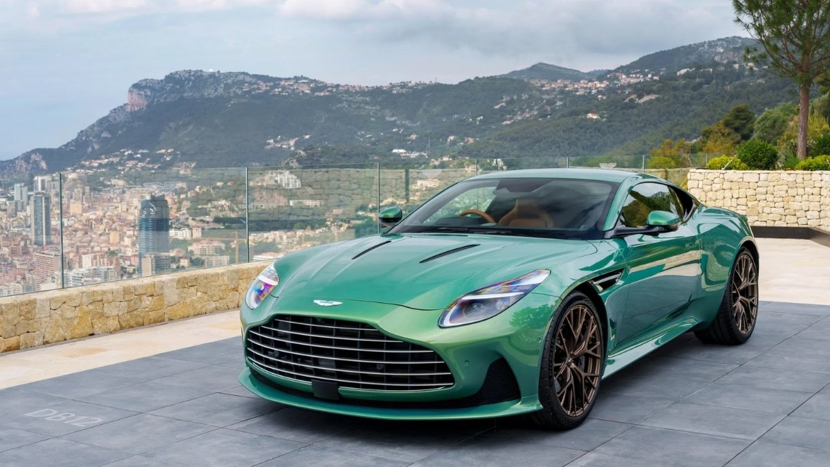 Aston Martin DB12: दमदार 670 बीएचपी पावर और 325 किमी/घंटा की रफ्तार के साथ, कीमत जानें