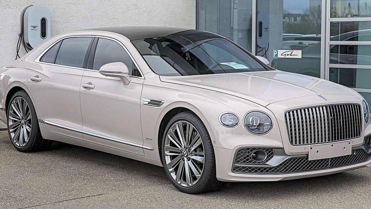 Bentley Flying Spur: लक्ज़री कार की दुनिया में नई पहचान, जानिए कीमत और खास फीचर्स