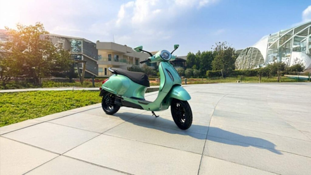 Bajaj Chetak: सिर्फ 1.15 लाख में मिले 3.1kW पावर और 62kmph टॉप स्पीड वाला इलेक्ट्रिक स्कूटर