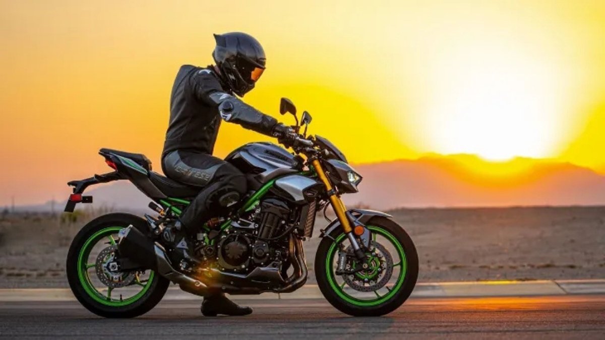 9.38 लाख की Kawasaki Z900: 240 kmph की स्पीड, 948cc का दमदार इंजन और शानदार लुक्स