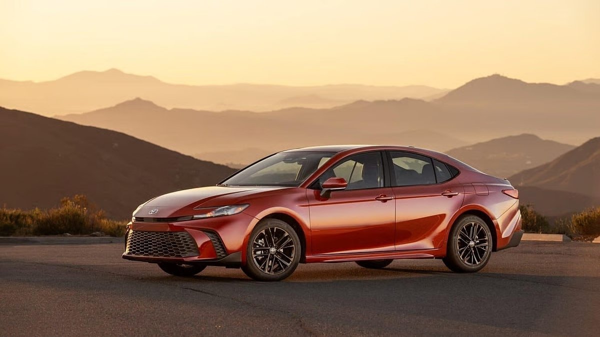 Toyota Camry 2025: आई धमाकेदार अंदाज़ में जानें कीमत 46.17 लाख से और लग्ज़री फीचर्स