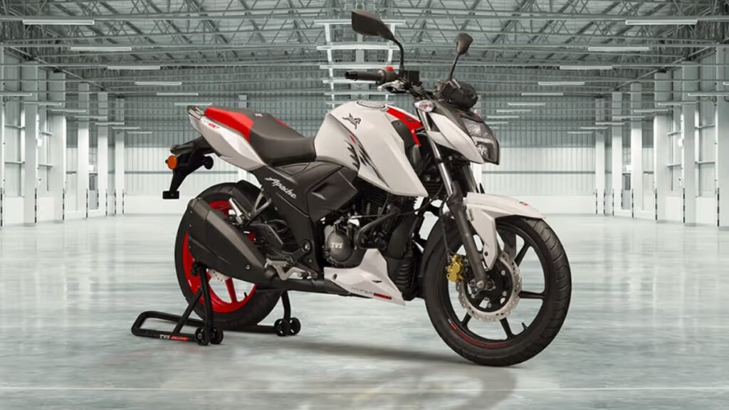TVS Apache RTR 160 4V: की कीमत 1.24 लाख, 17.31 bhp की पावर और 114 kmph की रफ्तार के साथ बनी युवाओं की पहली पसंद