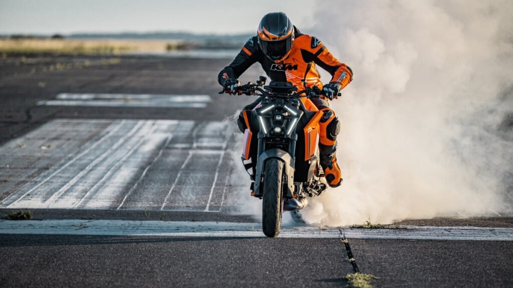 20 लाख की KTM 1390 Super Duke R दमदार इंजन, 250kmph टॉप स्पीड और जबरदस्त लुक्स के साथ