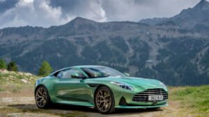 Aston Martin DB12: दमदार 670 बीएचपी पावर और 325 किमी/घंटा की रफ्तार के साथ, कीमत जानें